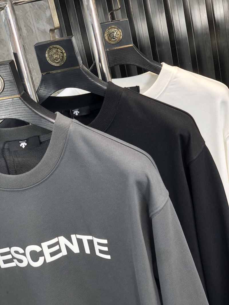 Descente Hoodies